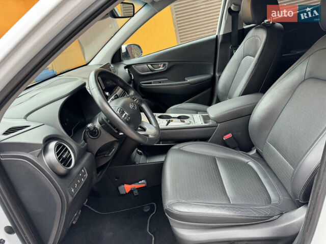 Білий Хендай Kona, об'ємом двигуна 0 л та пробігом 68 тис. км за 14999 $, фото 12 на Automoto.ua