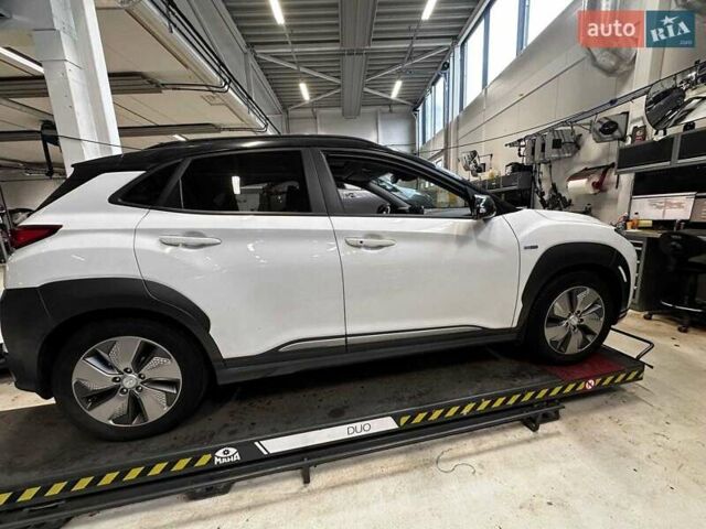 Білий Хендай Kona, об'ємом двигуна 0 л та пробігом 92 тис. км за 16900 $, фото 23 на Automoto.ua