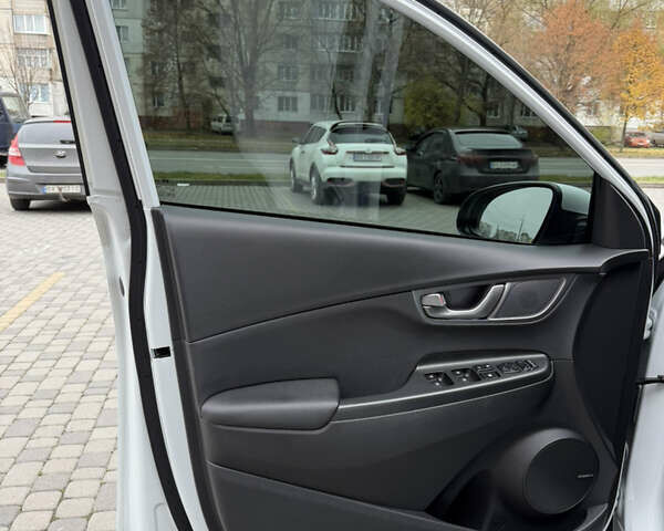 Білий Хендай Kona, об'ємом двигуна 0 л та пробігом 38 тис. км за 18200 $, фото 19 на Automoto.ua