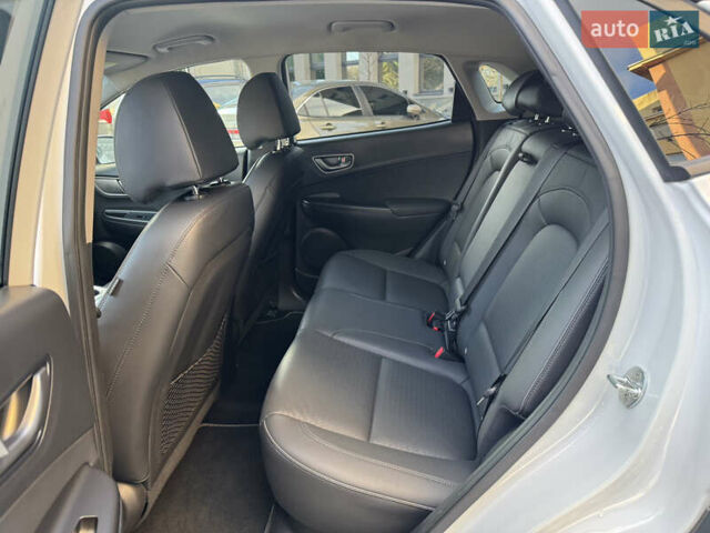 Білий Хендай Kona, об'ємом двигуна 0 л та пробігом 112 тис. км за 16499 $, фото 15 на Automoto.ua