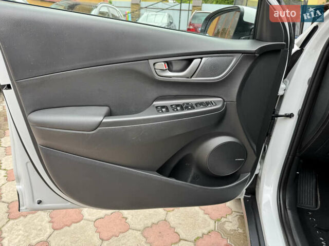 Білий Хендай Kona, об'ємом двигуна 0 л та пробігом 68 тис. км за 14999 $, фото 11 на Automoto.ua