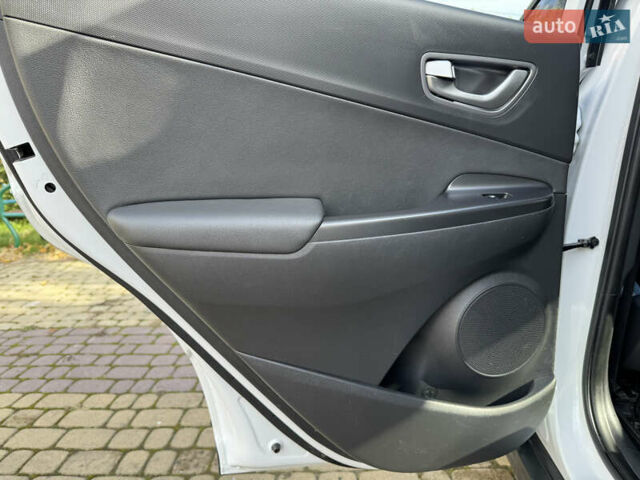 Белый Хендай Kona, объемом двигателя 0 л и пробегом 67 тыс. км за 16350 $, фото 51 на Automoto.ua