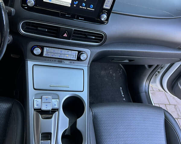 Белый Хендай Kona, объемом двигателя 0 л и пробегом 97 тыс. км за 16800 $, фото 17 на Automoto.ua