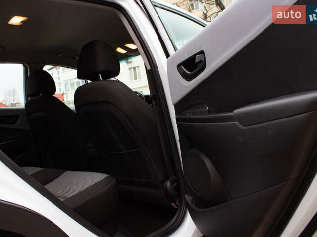 Белый Хендай Kona, объемом двигателя 2 л и пробегом 98 тыс. км за 15200 $, фото 25 на Automoto.ua