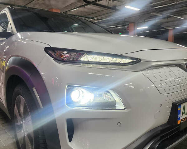 Белый Хендай Kona, объемом двигателя 0 л и пробегом 109 тыс. км за 17900 $, фото 4 на Automoto.ua