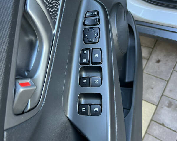 Белый Хендай Kona, объемом двигателя 0 л и пробегом 97 тыс. км за 16800 $, фото 7 на Automoto.ua