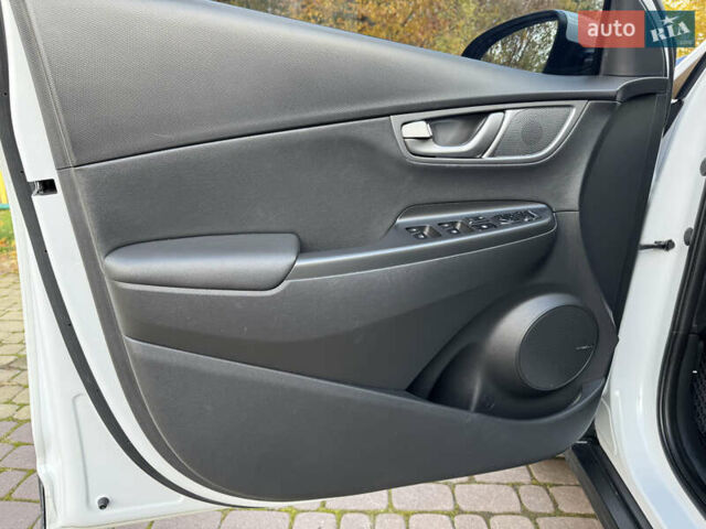 Белый Хендай Kona, объемом двигателя 0 л и пробегом 67 тыс. км за 16350 $, фото 39 на Automoto.ua