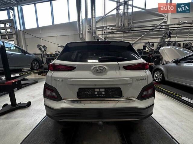 Білий Хендай Kona, об'ємом двигуна 0 л та пробігом 92 тис. км за 16900 $, фото 25 на Automoto.ua