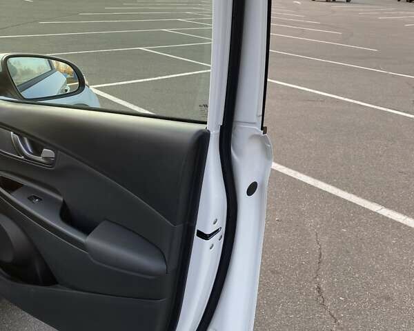Білий Хендай Kona, об'ємом двигуна 0 л та пробігом 113 тис. км за 18300 $, фото 32 на Automoto.ua