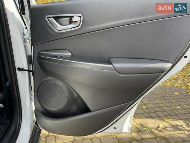 Белый Хендай Kona, объемом двигателя 0 л и пробегом 67 тыс. км за 16350 $, фото 64 на Automoto.ua