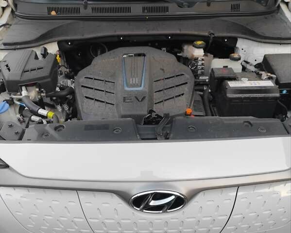 Белый Хендай Kona, объемом двигателя 0 л и пробегом 97 тыс. км за 17999 $, фото 16 на Automoto.ua