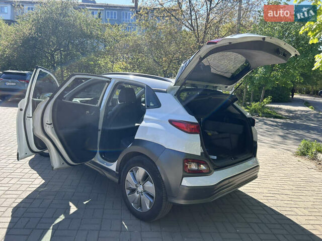 Білий Хендай Kona, об'ємом двигуна 0 л та пробігом 95 тис. км за 16850 $, фото 4 на Automoto.ua