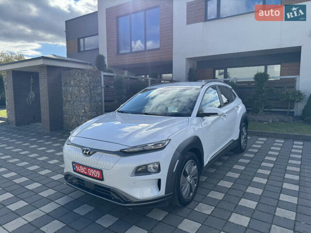 Белый Хендай Kona, объемом двигателя 0 л и пробегом 108 тыс. км за 16700 $, фото 2 на Automoto.ua