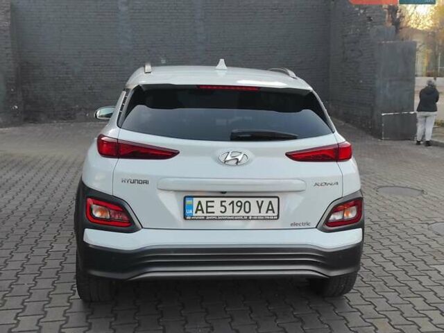 Белый Хендай Kona, объемом двигателя 0 л и пробегом 97 тыс. км за 17999 $, фото 8 на Automoto.ua