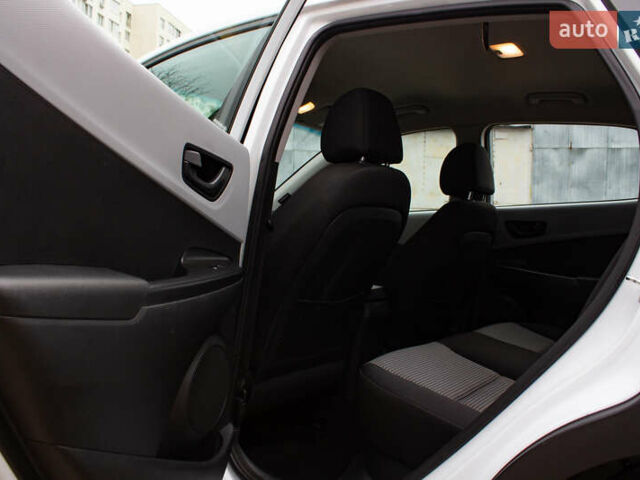 Белый Хендай Kona, объемом двигателя 2 л и пробегом 98 тыс. км за 15200 $, фото 19 на Automoto.ua