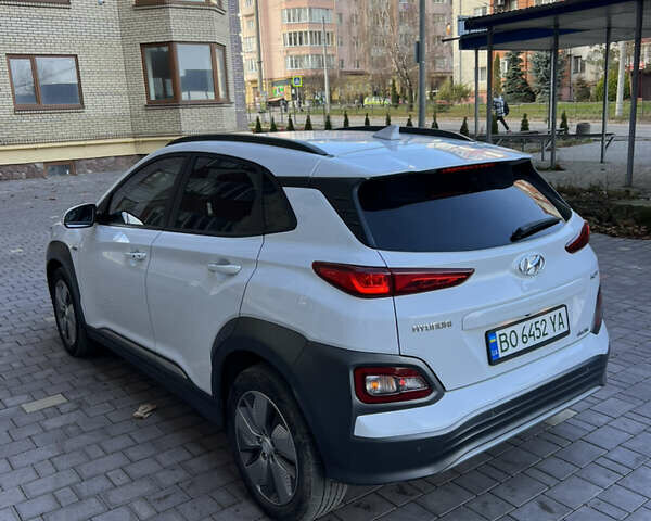 Белый Хендай Kona, объемом двигателя 0 л и пробегом 97 тыс. км за 16800 $, фото 2 на Automoto.ua