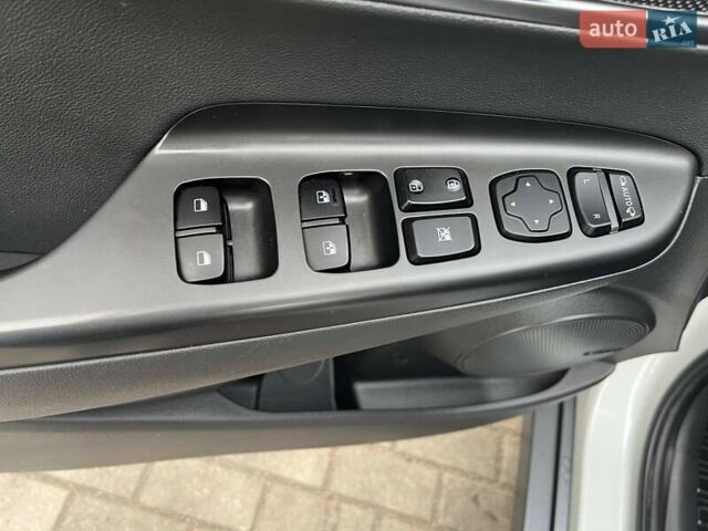 Белый Хендай Kona, объемом двигателя 0 л и пробегом 108 тыс. км за 17950 $, фото 17 на Automoto.ua