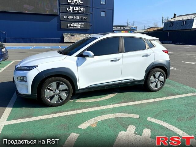 Белый Хендай Kona, объемом двигателя 0 л и пробегом 45 тыс. км за 17200 $, фото 1 на Automoto.ua