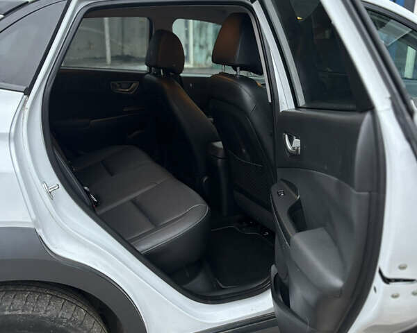 Білий Хендай Kona, об'ємом двигуна 0 л та пробігом 81 тис. км за 15200 $, фото 3 на Automoto.ua