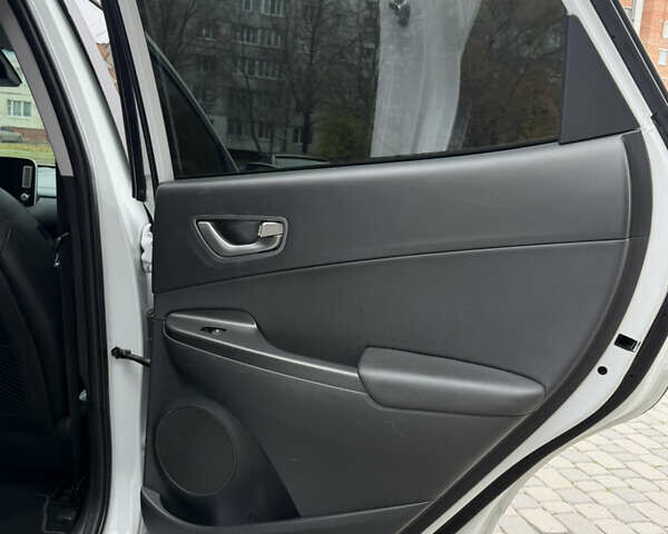 Білий Хендай Kona, об'ємом двигуна 0 л та пробігом 38 тис. км за 18200 $, фото 38 на Automoto.ua