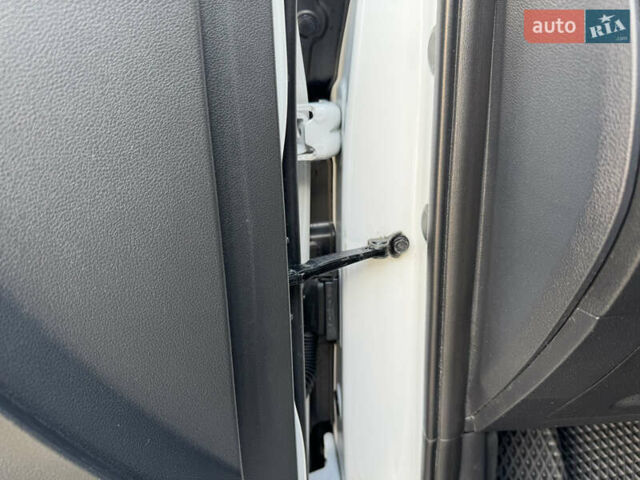 Белый Хендай Kona, объемом двигателя 0 л и пробегом 67 тыс. км за 16350 $, фото 42 на Automoto.ua