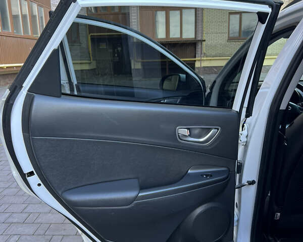 Белый Хендай Kona, объемом двигателя 0 л и пробегом 97 тыс. км за 16800 $, фото 8 на Automoto.ua