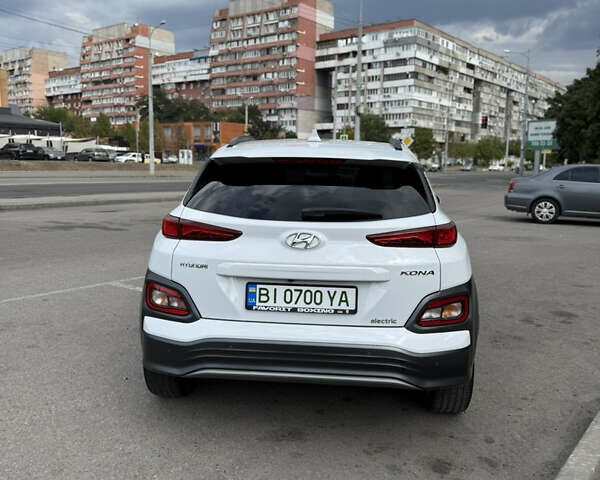 Белый Хендай Kona, объемом двигателя 0 л и пробегом 128 тыс. км за 17500 $, фото 5 на Automoto.ua