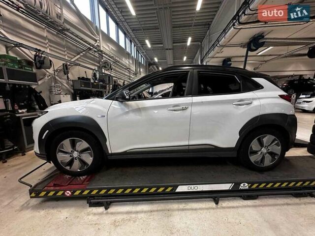 Білий Хендай Kona, об'ємом двигуна 0 л та пробігом 92 тис. км за 16900 $, фото 4 на Automoto.ua