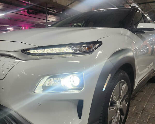Белый Хендай Kona, объемом двигателя 0 л и пробегом 109 тыс. км за 17900 $, фото 5 на Automoto.ua