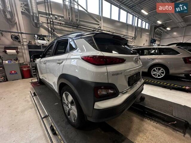 Білий Хендай Kona, об'ємом двигуна 0 л та пробігом 92 тис. км за 16900 $, фото 3 на Automoto.ua