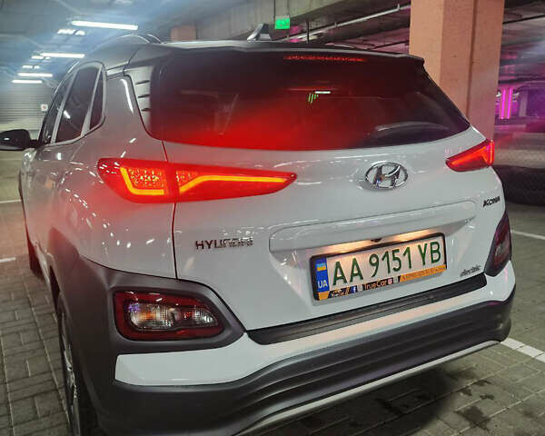 Белый Хендай Kona, объемом двигателя 0 л и пробегом 109 тыс. км за 17900 $, фото 2 на Automoto.ua