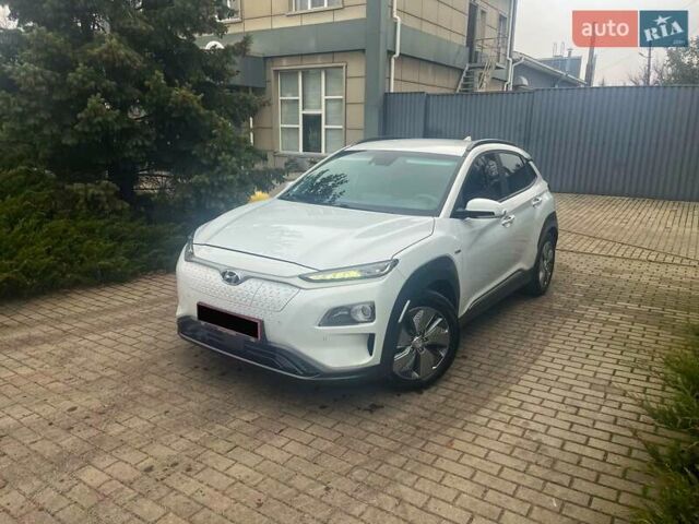 Белый Хендай Kona, объемом двигателя 0 л и пробегом 108 тыс. км за 17950 $, фото 1 на Automoto.ua