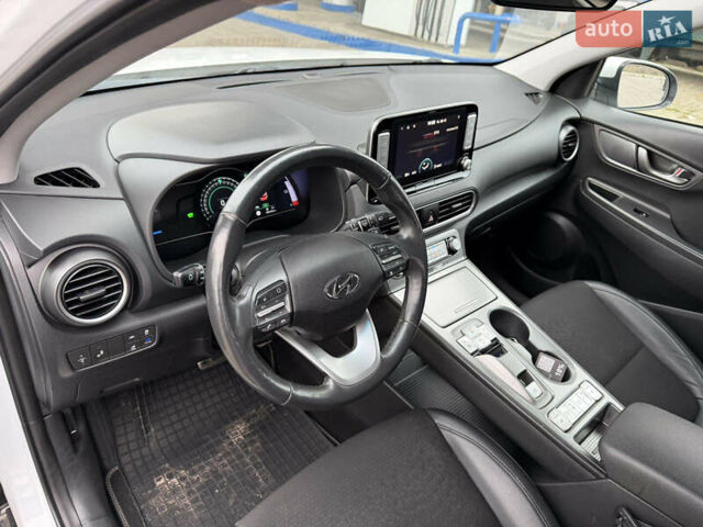 Белый Хендай Kona, объемом двигателя 0 л и пробегом 105 тыс. км за 16800 $, фото 9 на Automoto.ua