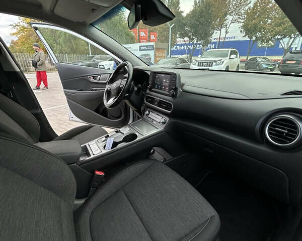 Хендай Kona 2020 в Днепре (Днепропетровске) на Automoto.ua Белый Хендай Kona, объемом двигателя 0 л и пробегом 57 тыс. км за 14900 $, фото 12 на Automoto.ua