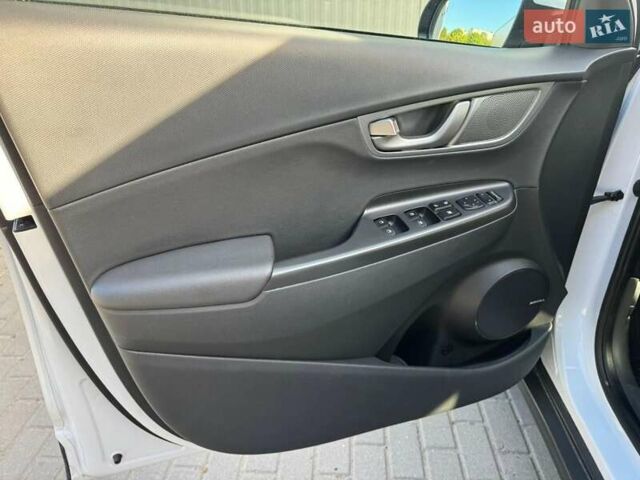 Белый Хендай Kona, объемом двигателя 0 л и пробегом 71 тыс. км за 18900 $, фото 2 на Automoto.ua