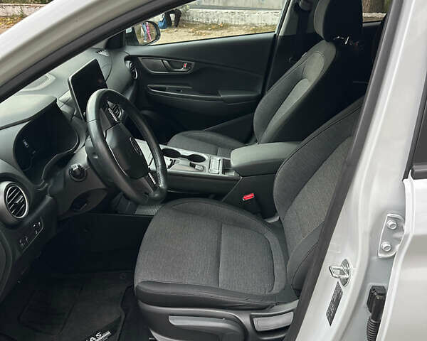 Белый Хендай Kona, объемом двигателя 0 л и пробегом 52 тыс. км за 17700 $, фото 1 на Automoto.ua