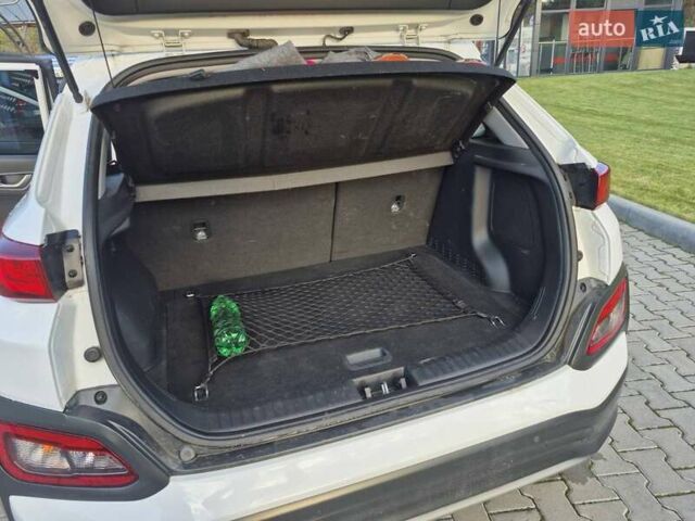 Белый Хендай Kona, объемом двигателя 0 л и пробегом 98 тыс. км за 17200 $, фото 4 на Automoto.ua