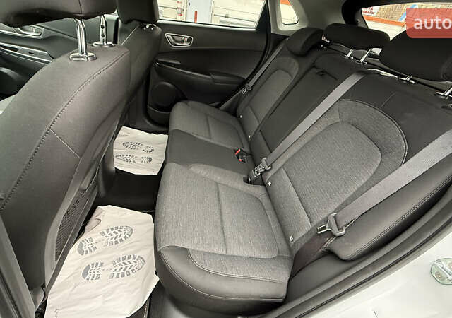 Белый Хендай Kona, объемом двигателя 0 л и пробегом 70 тыс. км за 16950 $, фото 44 на Automoto.ua