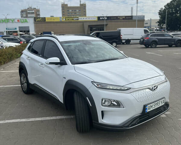Белый Хендай Kona, объемом двигателя 0 л и пробегом 102 тыс. км за 15500 $, фото 3 на Automoto.ua