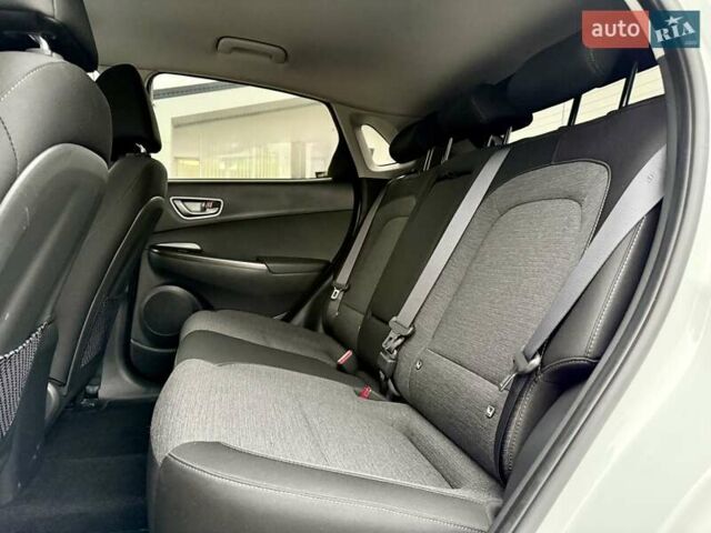 Белый Хендай Kona, объемом двигателя 0 л и пробегом 115 тыс. км за 17250 $, фото 92 на Automoto.ua