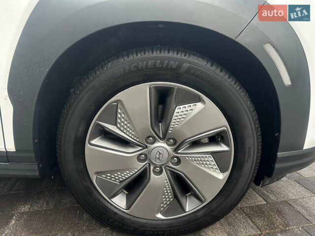 Белый Хендай Kona, объемом двигателя 0 л и пробегом 130 тыс. км за 19200 $, фото 12 на Automoto.ua