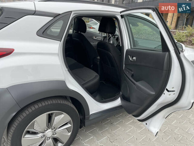 Білий Хендай Kona, об'ємом двигуна 0 л та пробігом 110 тис. км за 17300 $, фото 7 на Automoto.ua