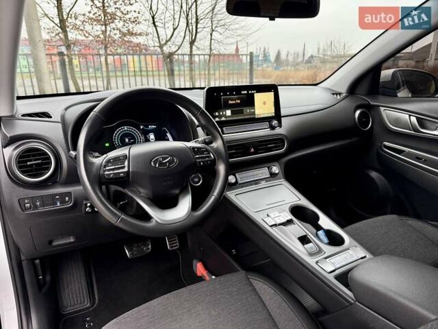 Белый Хендай Kona, объемом двигателя 0 л и пробегом 115 тыс. км за 17250 $, фото 51 на Automoto.ua