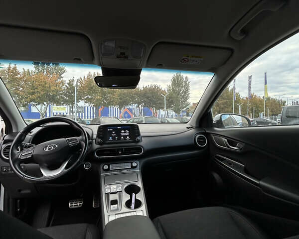 Хендай Kona 2020 в Днепре (Днепропетровске) на Automoto.ua Белый Хендай Kona, объемом двигателя 0 л и пробегом 57 тыс. км за 14900 $, фото 15 на Automoto.ua