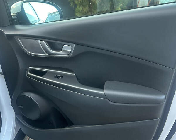 Белый Хендай Kona, объемом двигателя 0 л и пробегом 109 тыс. км за 16396 $, фото 19 на Automoto.ua