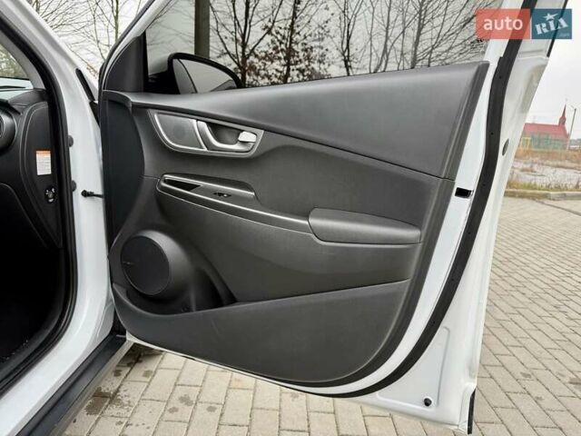 Белый Хендай Kona, объемом двигателя 0 л и пробегом 115 тыс. км за 17250 $, фото 70 на Automoto.ua