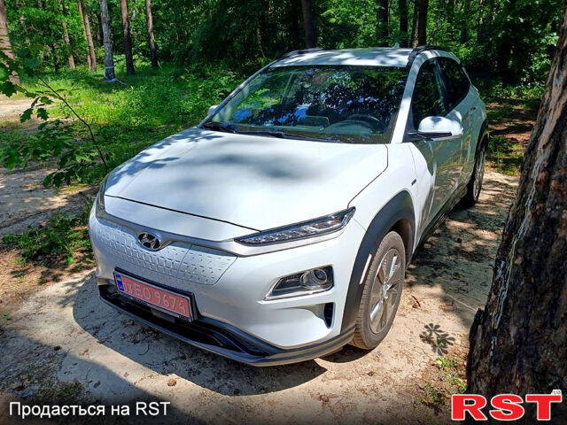 Белый Хендай Kona, объемом двигателя 0.15 л и пробегом 85 тыс. км за 15700 $, фото 1 на Automoto.ua
