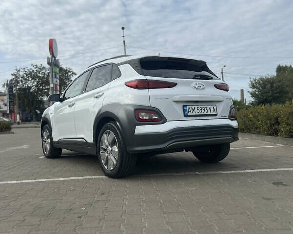 Белый Хендай Kona, объемом двигателя 0 л и пробегом 102 тыс. км за 15500 $, фото 7 на Automoto.ua