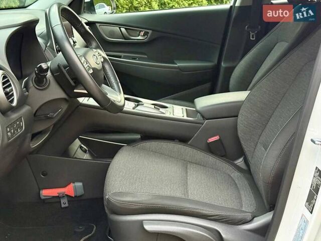Белый Хендай Kona, объемом двигателя 0 л и пробегом 70 тыс. км за 17700 $, фото 19 на Automoto.ua