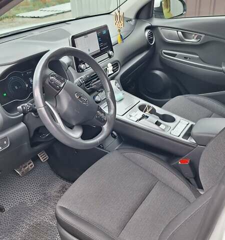 Белый Хендай Kona, объемом двигателя 0 л и пробегом 55 тыс. км за 16500 $, фото 23 на Automoto.ua